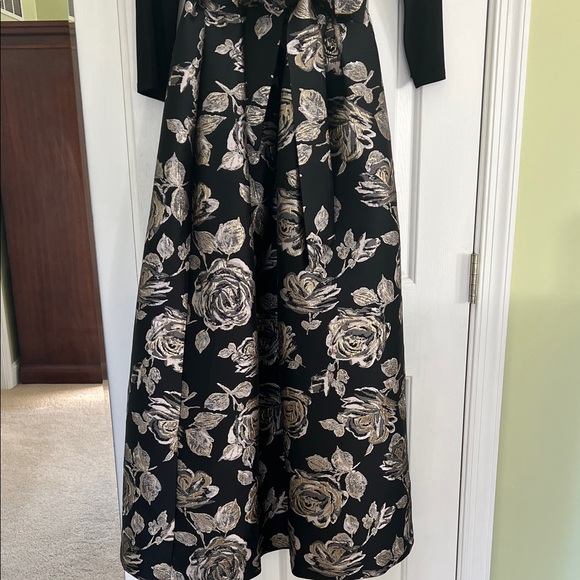 Elegant Black and Gold Floral Dress by Jessica Howard.Sz-12. - Picture 4 of 8